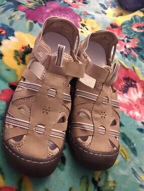 JBU Women's size 11 Tan closed toed water ready hiking sandals shoes